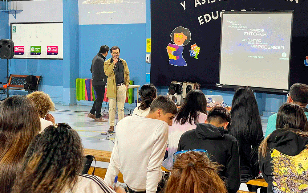 Nuestros estudiantes participaron en charla de astronauta iquiqueño